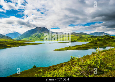 Das türkisfarbene Wasser des Lost Lake, ein beliebtes Wander- und Radwege Ziel hoch in die Berge der Kenai Halbinsel, in der Nähe von Seward Stockfoto