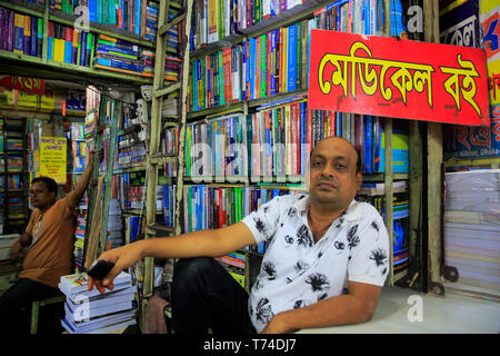 Eine Buchhandlung an Nilkhet Buchmarkt, Dhaka, Bangladesch. Stockfoto