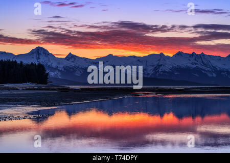 Eagle River, Eagle Beach und Chilkat Berge bei Sonnenuntergang, Eagle Beach State Recreation Area, in der Nähe von Juneau, Alaska, Vereinigte Staaten von Amerika Stockfoto