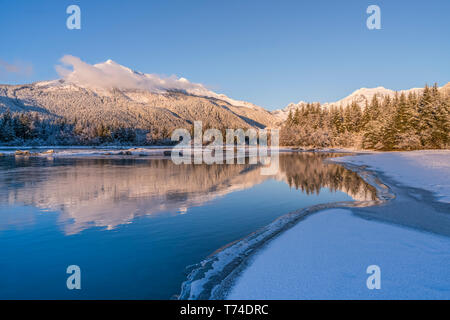 Winter am Nachmittag entlang der Küstenlinie des Mendenhall River, Tongass National Forest, Juneau, Alaska, Vereinigte Staaten von Amerika Stockfoto