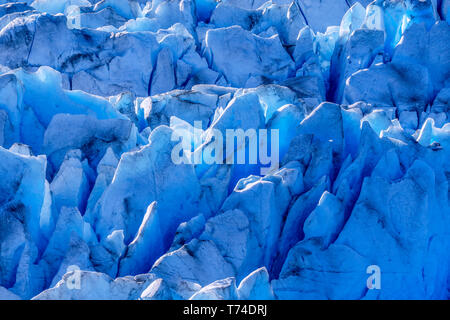 Blaues Gletschereis ist in gletscherspalten auf Loch in der Wand, Gletscher, Juneau Icefield, Tongass National Forest, Alaska, die Vereinigten Staaten von Amerika ausgesetzt Stockfoto