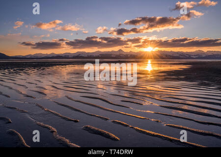 Wattenmeer bei Ebbe bei Sonnenuntergang mit den Chilkat Berge in der Ferne, Eagle Beach State Recreation Area, in der Nähe von Juneau Stockfoto