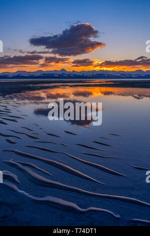 Wattenmeer bei Ebbe bei Sonnenuntergang mit den Chilkat Berge in der Ferne, Eagle Beach State Recreation Area, in der Nähe von Juneau Stockfoto