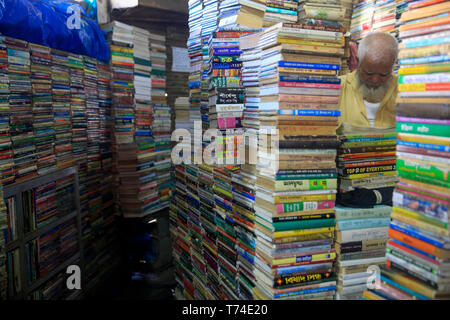 Gebrauchte Bücherstand auf Nilkhet Buchmarkt. Dhaka, Bangladesch. Stockfoto