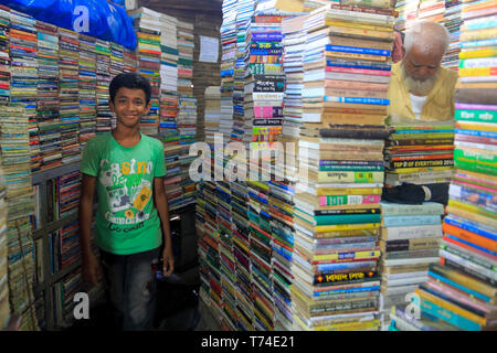 Gebrauchte Bücherstand auf Nilkhet Buchmarkt. Dhaka, Bangladesch. Stockfoto