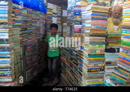 Gebrauchte Bücherstand auf Nilkhet Buchmarkt. Dhaka, Bangladesch. Stockfoto