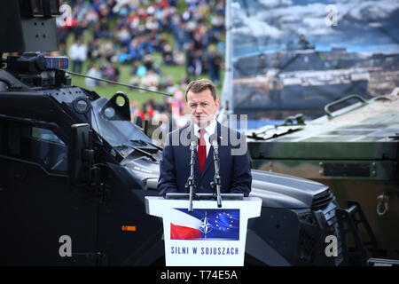 Warschau, Polen. 03 Mai, 2019. Militärparade zum 20. Jahrestag der NATO-Mitgliedschaft und zum 15. Jahrestag der Mitgliedschaft in der Europäischen Union statt. Präsident Andrzej Duda, Premierminister Mateusz Morawiecki, Marschall des Sejm Marek Kuchcinski, Marschall der Senat Stanisalaw Karczewski und Verteidigungsminister Mariusz Blaszczak joined Parade in der Hauptstadt. Credit: Jakob Ratz/Pacific Press/Alamy leben Nachrichten Stockfoto