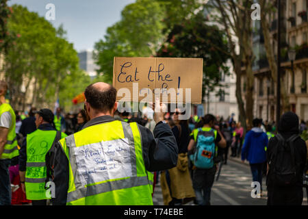 Paris, Frankreich. 01 Mai, 2019. Zehntausende Menschen aus ganz Frankreich geäußert und gebogen ihre Wut durch die Straßen von Paris, Stärkung von Momentum der Gelben Weste Bewegung, die im November 2018 begonnen. Dutzende wurden verletzt und Hunderte wurden festgenommen. Quelle: Michael Nigro/Pacific Press/Alamy leben Nachrichten Stockfoto