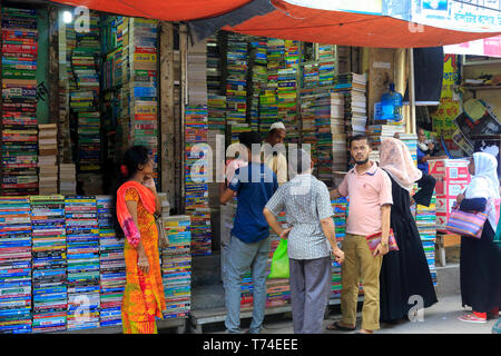 Gebrauchte Bücherstand auf Nilkhet Buchmarkt. Dhaka, Bangladesch. Stockfoto