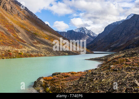 Eagle Lake, fotografiert im Herbst mit frischem Schnee/Kündigung Staub auf Eagle Peak und die umliegenden Berge in der Chugach State Park Stockfoto