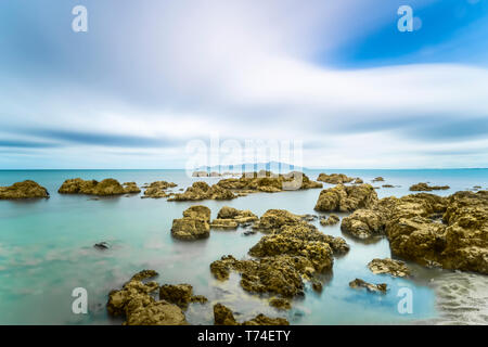 Felsen im Meer entlang der Küstenlinie in Pukerua Bay Kapiti Island, Wellington, Neuseeland Stockfoto