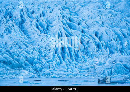 Gletscher entlang der südlichen Küste von Island., Eisberge sind in die Lagune auf der Basis von es gefroren ; Island Stockfoto