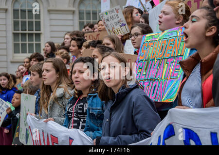 New York, Vereinigte Staaten. 03 Mai, 2019. Der 13 Jahre alte Klimagerechtigkeit Aktivist Alexandria Villaseñor - hunderte Studenten nahmen an der Schule Streik für Klima am 3. Mai 2019 in New York City und verbindet über 500 Events weltweit. Die Schülerinnen und Schüler eine Kundgebung abhielten und ein Sterben in außerhalb der Stadt Halle durchführen zu Bürgermeister De Blasio der Untätigkeit zu bringen ein Klima Notstand auszurufen. Credit: Erik McGregor/Pacific Press/Alamy leben Nachrichten Stockfoto