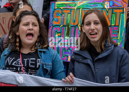 New York, Vereinigte Staaten. 03 Mai, 2019. Der 13 Jahre alte Klimagerechtigkeit Aktivist Alexandria Villaseñor - hunderte Studenten nahmen an der Schule Streik für Klima am 3. Mai 2019 in New York City und verbindet über 500 Events weltweit. Die Schülerinnen und Schüler eine Kundgebung abhielten und ein Sterben in außerhalb der Stadt Halle durchführen zu Bürgermeister De Blasio der Untätigkeit zu bringen ein Klima Notstand auszurufen. Credit: Erik McGregor/Pacific Press/Alamy leben Nachrichten Stockfoto