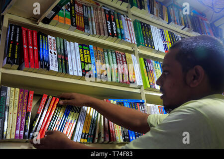 Eine Buchhandlung an Nilkhet Buchmarkt, Dhaka, Bangladesch. Stockfoto