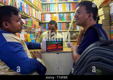 Eine Buchhandlung an Nilkhet Buchmarkt, Dhaka, Bangladesch. Stockfoto