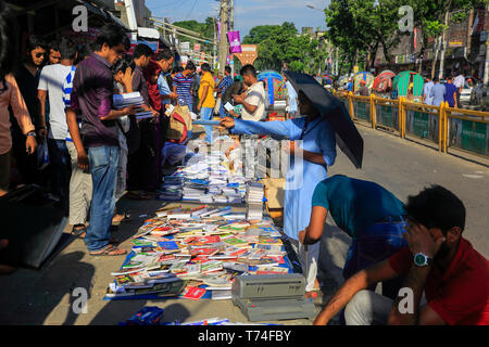 Buch Shop auf dem Fußweg an Nilkhet in Dhaka, Bangladesh Stockfoto