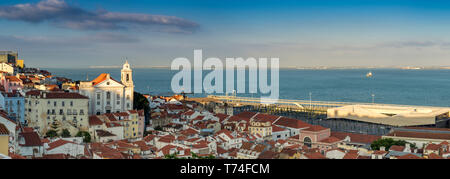 Blick auf Saint Stephen Kirche und die Stadt von Alfama, Portugal; Alfama, Lisboa, Portugal Stockfoto