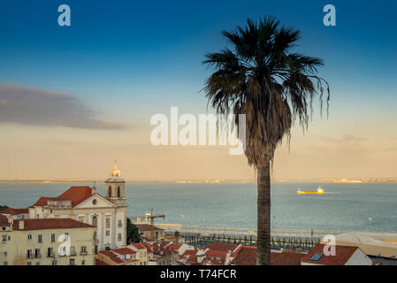 Blick auf Saint Stephen Kirche und die Stadt von Alfama, Portugal; Alfama, Lisboa, Portugal Stockfoto