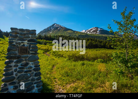 Ein Stein markiert den Beginn der Nissman Center Ridge Trail Head in der Nähe von Turnagain Pass Alaska an einem sonnigen Sommermorgen Stockfoto