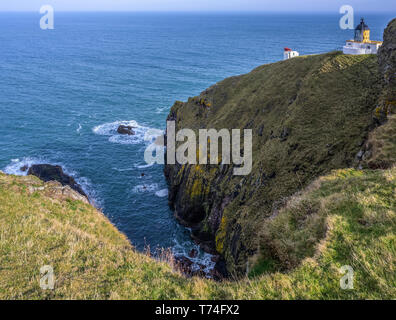 St. Abbs Head Lighthouse auf felsigen Klippe; St. Abbs Head, Berwickshire, Schottland Stockfoto