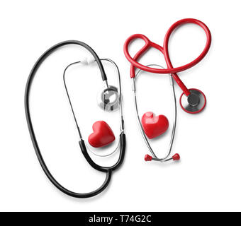Stethoskope mit roten Herzen auf weißem Hintergrund. Health Care Konzept Stockfoto