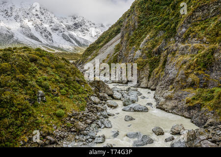 Dirty mountain river entlang der Hooker Valley Track, Mount Cook National Park; South Island, Neuseeland Stockfoto