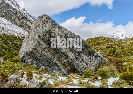 Großen Felsen entlang der Hooker Valley Track, Mount Cook National Park; South Island, Neuseeland Stockfoto