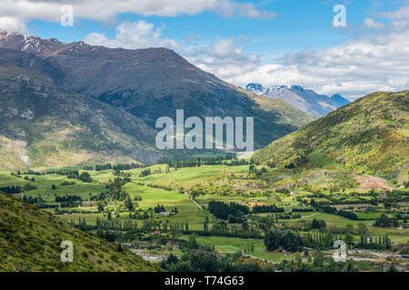 Schönen Queenstown gesehen vom Pfeil Junction Lookout Point; Queenstown, Südinsel, Neuseeland Stockfoto