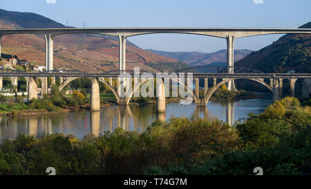 Brücken über den Fluss Douro Douro Tal; Lamego Gemeinde, Viseu, Portugal Stockfoto