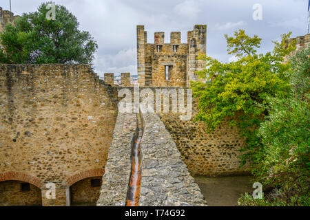 Mit Blick auf die Stadt von der jahrtausend alten Mauern, St. George's Castle; Lissabon Region Lissabon, Portugal Stockfoto