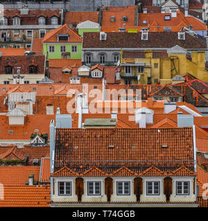 Mit Blick auf die Stadt Lissabon von der jahrtausend alten Mauern von St. George's Castle; Lissabon Region Lissabon, Portugal Stockfoto