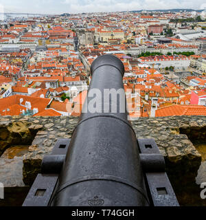 Mit Blick auf die Stadt Lissabon von der jahrtausend alten Mauern von St. George's Castle; Lissabon Region Lissabon, Portugal Stockfoto