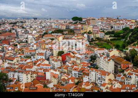 Mit Blick auf die Stadt Lissabon von der jahrtausend alten Mauern von St. George's Castle; Lissabon Region Lissabon, Portugal Stockfoto