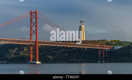 Die Brücke "25 de Abril", eine Hängebrücke über den Fluss Tagus und und das Heiligtum von Christus dem König; Lissabon Region Lissabon, Portugal Stockfoto