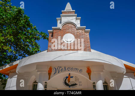 Willkommen Zeichen und Gebäude vor blauem Himmel, Dorf West End von Roatan, Roatan, Bay Islands, Honduras Stockfoto