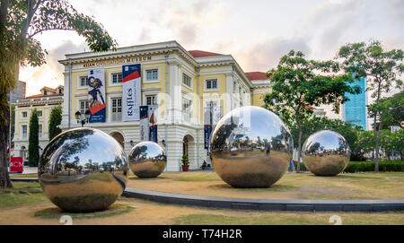 Öffentliche Kunstwerke Edelstahlkugeln 24 Stunden in Singapur durch Baet Yeok Kuan Bildhauer im Garten von Asian Civilisations Museum in Singapur. Stockfoto