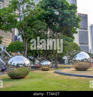 Öffentliche Kunstwerke Edelstahlkugeln 24 Stunden in Singapur durch Baet Yeok Kuan Bildhauer im Garten von Asian Civilisations Museum in Singapur. Stockfoto