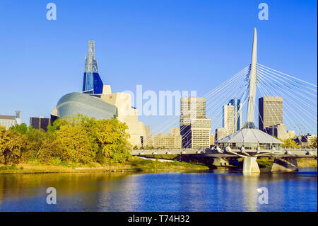 Winnipeg Skyline von St. Bonifatius, den Red River, Esplanade Riel Brücke und Kanadischen Museum für Menschenrechte; Winnipeg, Manitoba, Kanada Stockfoto