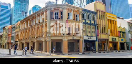 Reihe von bunten Shophouses in Chinatown von Singapur. Stockfoto