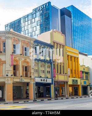 Reihe von bunten Shophouses in Chinatown von Singapur. Stockfoto