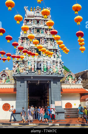 Chinesische Rote Laternen für das chinesische Neujahr feiern im Gateway Arch Eingang Sri Mariamman Hindu Tempel South Bridge Road Chinatown von Singapur. Stockfoto