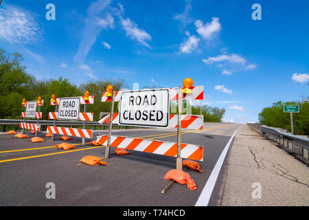 "Geschlossen"-Schild blockieren Brücke in LaSalle, Illinois. Stockfoto