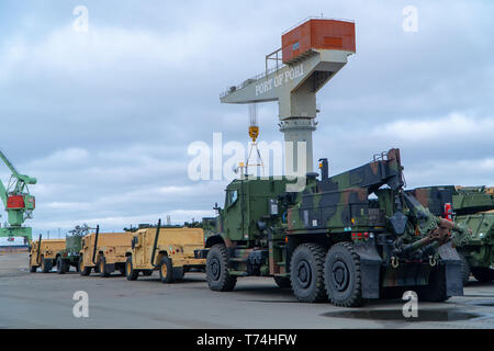 Us Marine Corps Medium Tactical Vehicle Replacement, Humvees und Leichte gepanzerte Fahrzeuge sitzen inszeniert im Hafen von Pori, Finnland, 2. Mai 2019. Die US-Marines mit 2. Transport Support Bataillons, Bekämpfung der Logistik Regiment 2, 2 Marine Logistik Gruppe, Entladen der Fahrzeuge, die von der norwegischen Höhlen des Marine Corps Vorpositionierung Program-Norway Teil in einer finnischen Initiative unter der Bezeichnung "Pfeil 2019 in Pohjankangas Training Area in der Nähe von Kankaanpaa, Finnland. Übung Pfeil 2019 ist eine jährliche multinationale Übung mit dem Zweck der Ausbildung der mechanisierten Infanterie, Artillerie und Stockfoto