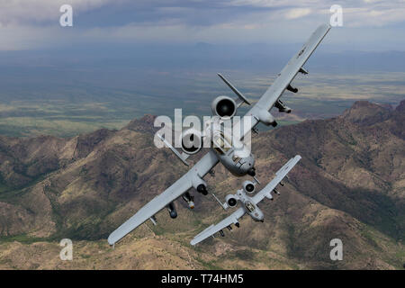 Zwei A-10 C Thunderbolt IIs fliegen in Formation über das südliche Arizona, 29. April 2019. Die A-10 ist um die GAU-8 Avenger 30 mm Gatling Gun gebaut und ist in der Lage, eine zusätzliche 16.000 Pfund Munition unter die Flügel und Bauch des Flugzeugs. (U.S. Air Force Foto: Staff Sgt. Betty R. Chevalier) Stockfoto