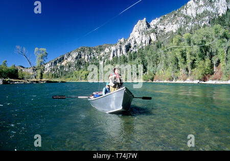 Fliegenfischen auf eine Drift Boot auf der South Fork des Snake River in Idaho (MR) Stockfoto