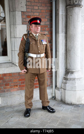 Soldat auf Aufgabe außerhalb der Klostergebäude offizielle Residenz des Gouverneurs, Gibraltar, Britisches Überseegebiet in Südeuropa Stockfoto