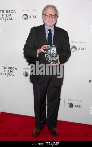 New York, NY - Mai 03, 2019: Theater Journalist und Kritiker Jeremy Gerard besucht die Premiere der "It Takes A Lunatic" während der 2019 Tribeca Film Stockfoto