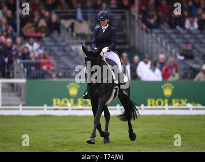 Badminton Immobilien, Badminton, Großbritannien. 3. Mai, 2019. Mitsubishi Motors Badminton Horse Trials, Tag 3; Emma Hyslop-Webb (GBR) Reiten PENNLANDS DOUGLAS während der Dressur Test an Tag 3 des 2019 Badminton Horse Trials Credit: Aktion plus Sport/Alamy leben Nachrichten Stockfoto
