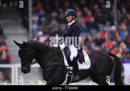 Badminton Immobilien, Badminton, Großbritannien. 3. Mai, 2019. Mitsubishi Motors Badminton Horse Trials, Tag 3; Emma Hyslop-Webb (GBR) Reiten PENNLANDS DOUGLAS während der Dressur Test an Tag 3 des 2019 Badminton Horse Trials Credit: Aktion plus Sport/Alamy leben Nachrichten Stockfoto
